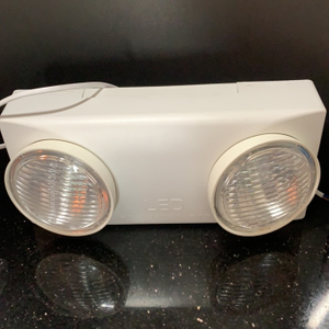 مصباح LED للطوارئ قابل لإعادة الشحن أو صيانة 2X3w 3hours