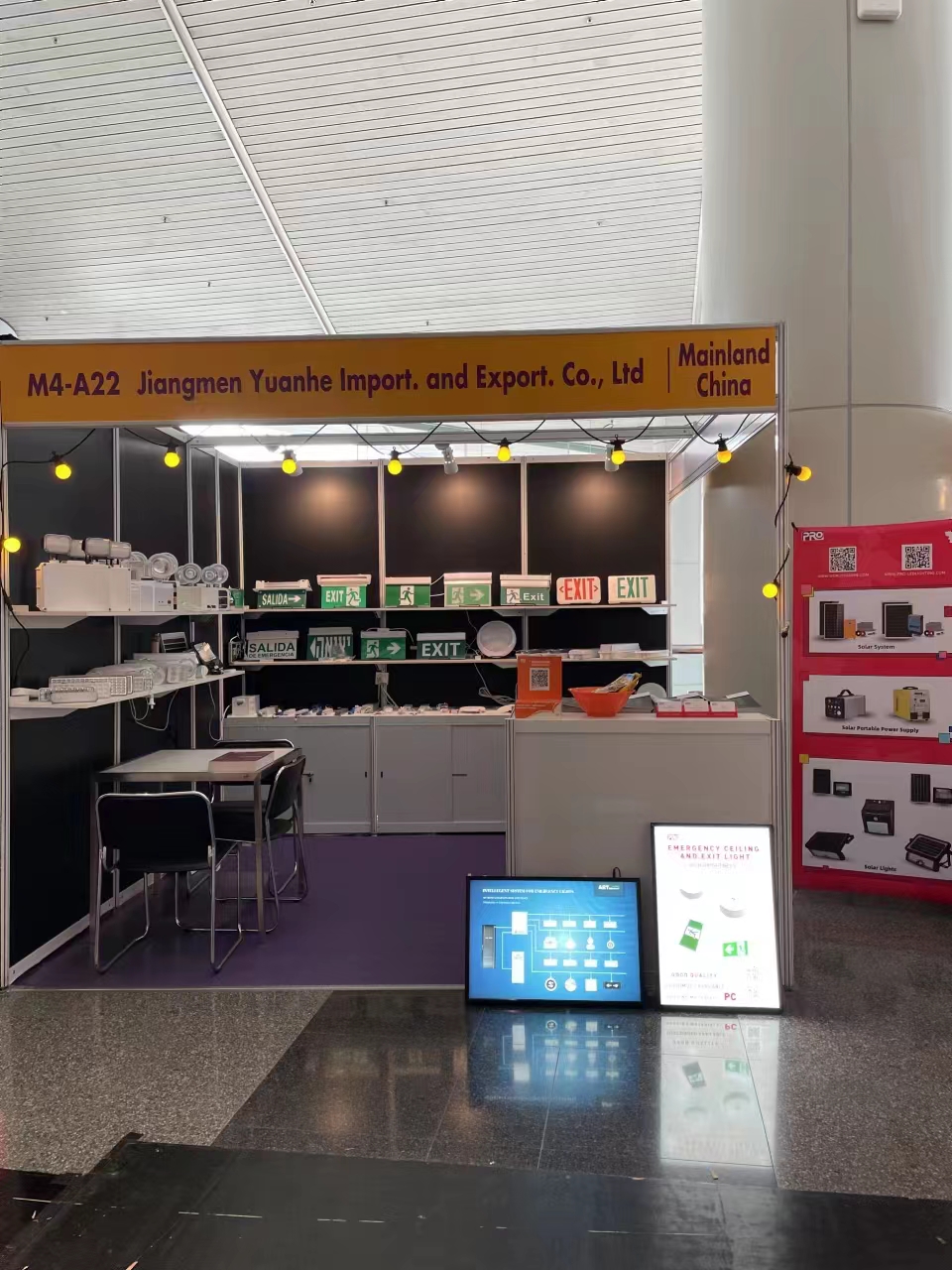 إضاءة طوارئ قابلة لإعادة الشحن