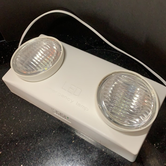 مصباح LED للطوارئ قابل لإعادة الشحن أو صيانة 2X3w 3hours