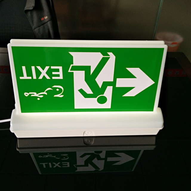 LED IP65 مقاوم للماء في حالات الطوارئ سلامة البطارية القابلة لإعادة الشحن مصباح الخروج