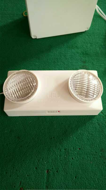 مصباح LED للطوارئ قابل لإعادة الشحن أو صيانة 2X3w 3hours